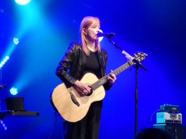 Suzanne Vega, 29 Temmuz 2022 'de Cambridge Halk Festivali' nde canlı performans sergiliyor.. 