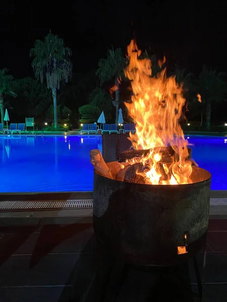 Bir yüzme havuzunun yanında yangın var. Yana, Türkiye, 2022.