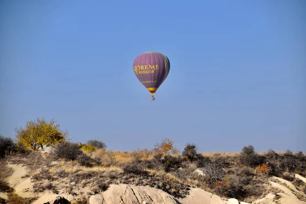 Balão Quente Sobre Parque Nacional Goreme Capadócia Turquia Céu Azul — Fotografia de Stock