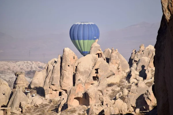 Horkovzdušný Balón Nad Národním Parkem Goreme Cappadocia Turecko Starověká Skalní — Stock fotografie