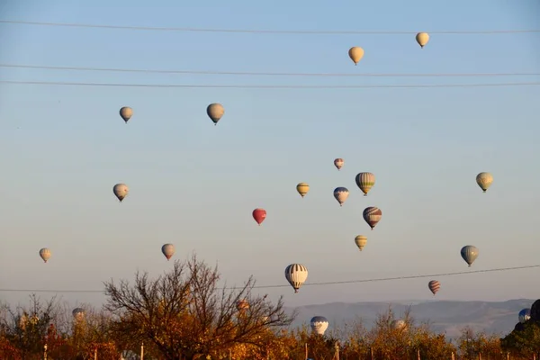 Balões Quente Subindo Sobre Goreme Capadócia Turquia Manhã Cedo — Fotografia de Stock
