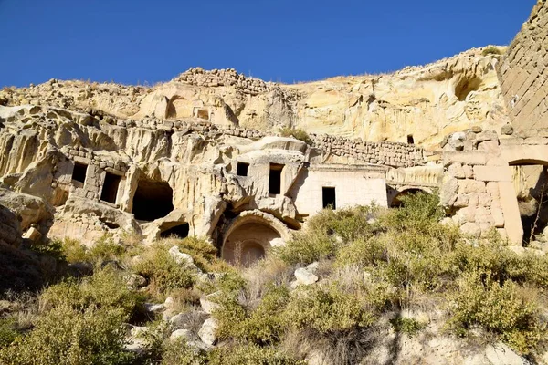Antike Straßenszene Cavusin Kappadokien Türkei Blauer Himmel Sandige Felsen Felsenwohnungen — Stockfoto