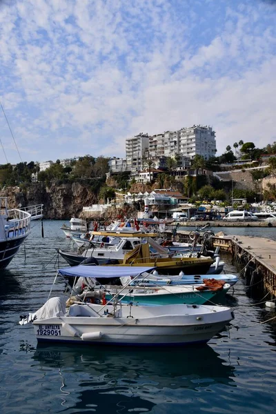 ボートは トルコのアンタルヤ港で係留されました 11月2022 背後にある青い空と水と建物 — ストック写真