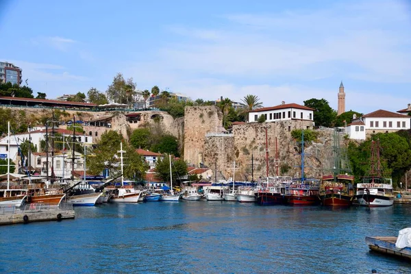 Lodě Kotvící Přístavu Antalya Turecku Listopad2022 Modrá Obloha Voda Budovy — Stock fotografie