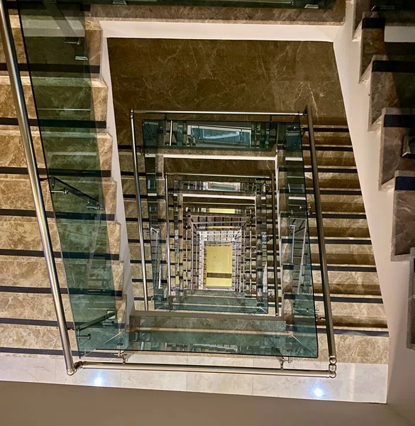 ホテルの階段ウェルの広場抽象 ガラスと大理石 — ストック写真