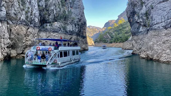 Barco Turístico Embalse Green Canyon Manavgat Turquía Agua Azul Montañas —  Fotos de Stock