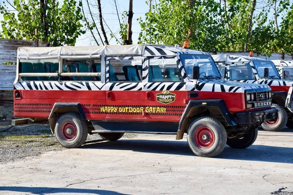 Red Dodge Safari Truck Antalya Turecko — Stock fotografie