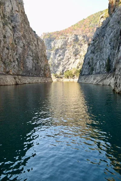 Green Valley Reservoir Manavgat Turkiet Vatten Mellan Bergssidorna Reflektioner Krusningar — Stockfoto
