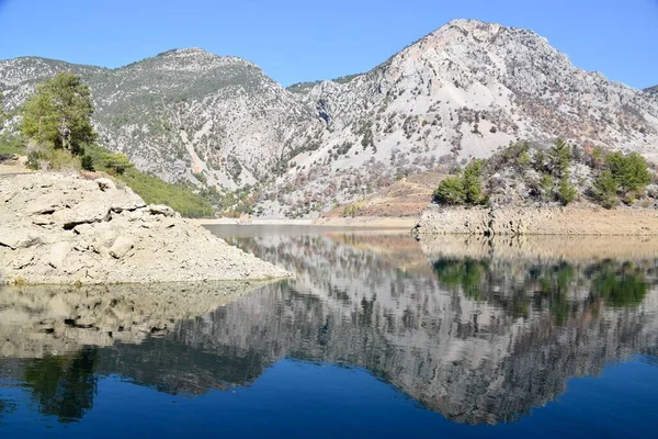 土耳其马纳瓦特绿谷水库 群山映衬在蓝色的水面上 山坡上的树木和灌木丛 — 图库照片