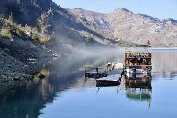 Green Valley Reservoir Manavgat Turkiet Turistbåt Vattnet Berg Bakom Med — Stockfoto