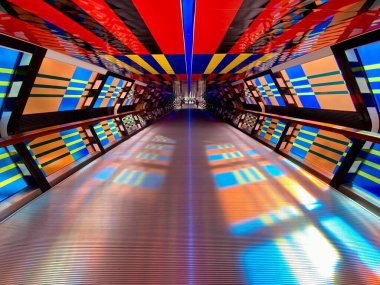 Geometrik muliti renkli şekiller. Canary Wharf 'ta yürüyüş yolu, Londra, İngiltere. 