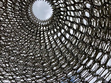 Hive Sanat Kurulumu, Kew Gardens, Richmond, Londra, İngiltere. Soyut geometrik şekiller. 