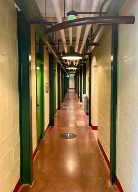 Kaybolma noktası olan klasik bir koridor. Yeşil ve sarı. 