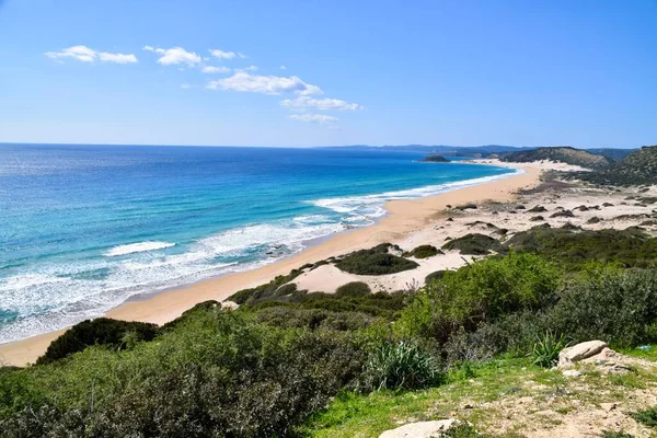 Golden Beach, Kuzey Kıbrıs. 2022 yılı. Mavi gökyüzü ve deniz ile sarı kum.