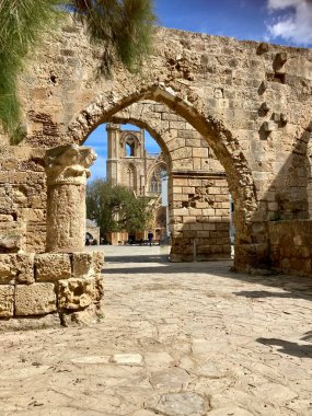 Yaşlı Famagusta, Kıbrıs manzarası. Arka plandaki cami taş kemerin altında. Mavi gökyüzü.