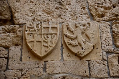 Kıbrıs, Famagusta 'da yontulmuş taş armalar. Ejderhalar ve haçlar. 