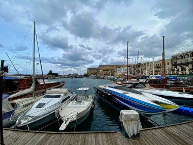 Kyrenia, Kıbrıs, 8 Mart 2022. Kuzey Kıbrıs, Kyrenia Limanı 'nda yatlar ve tekneler. 