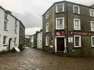 The George and Dragon Pub, Historic pub on cobbled street in Cumbria, UK.   Dent, Cumbria, UK. February 21, 2020. 