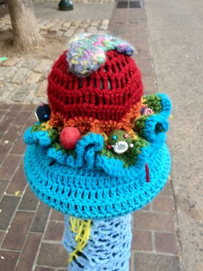 Çoklu renkli çarşaf kapağı. Asheville, ABD. Eylül 2019. Arkadaki patika.