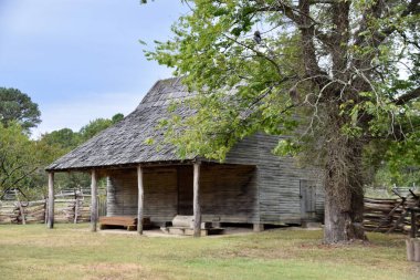 Colonial Williamsburg, VA, ABD. 5 Ekim 2019. Dönem ahşap çatılı çiftlik binası. 