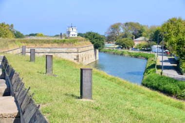Hampton VA, ABD. 4 Ekim 2019. Fort Monroe Surları 'nın tepesinde, arkasında hendek var. Arka planda otlar ve ağaçlar. 