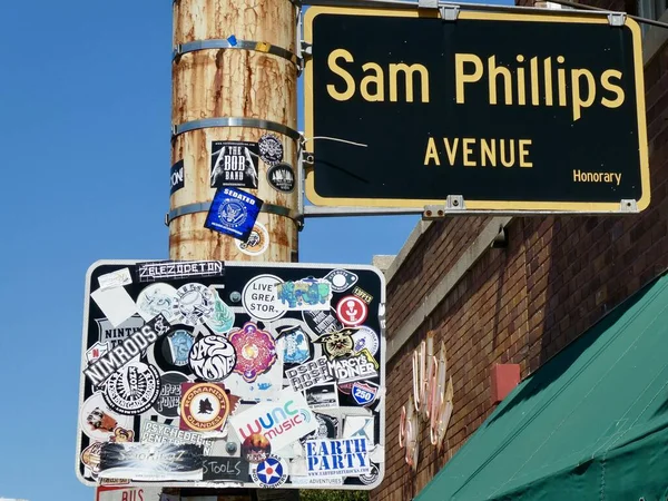 Вуличний Знак Сем Філліпс Авеню Знаком Покритим Наклейками Дерев Яному — стокове фото
