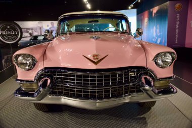 The Graceland Exhibition Centre 'da Elvis Presley' e ait Pembe Cadillac Fleetwood 60 (1955). Memphis TN, ABD. 22 Eylül 2019. 