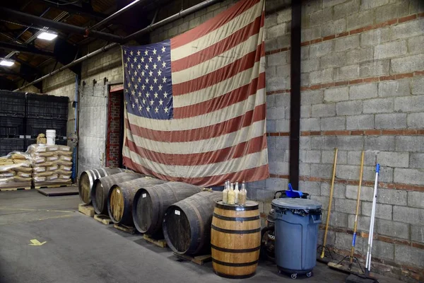 Barils Pour Whisky Dans Une Distillerie Drapeau Américain Derrière Nashville — Photo