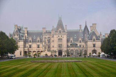 Vanderbilt Malikanesi, Chteauesque tarzı bir malikane. Biltmore Village, Asheville, NC, ABD. 27 Eylül 2019. 