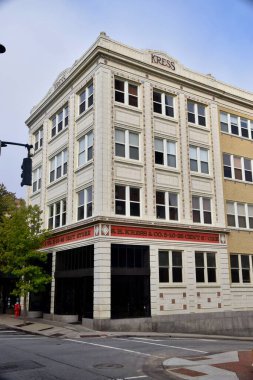 Kress Binası, 1928 'de inşa edilmiş, şimdi Kress Mağazası' na ev sahipliği yapıyor. Asheville, NC, ABD, 28 Eylül 2019. 