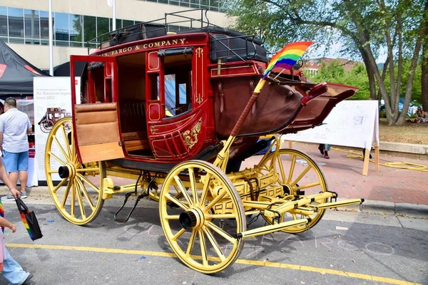 Wells Fargo Stagecoach Rött Och Guld Asheville Usa September 2019 — Stockfoto