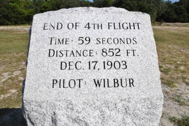Wright Kardeşler Anıtı 'ndaki First Flight Boulder ve Flight Line işaretleri. Kill Devil Hills, NC, ABD. 1 Ekim 2019. 