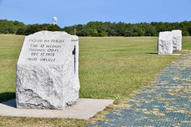 Wright Kardeşler Anıtı 'ndaki First Flight Boulder ve Flight Line işaretleri. Kill Devil Hills, NC, ABD. 1 Ekim 2019. 