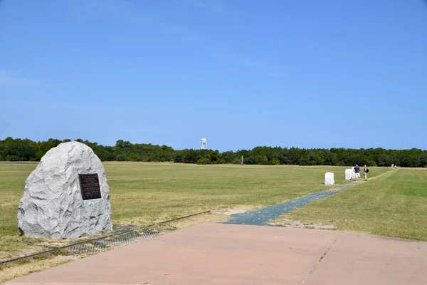First Flight Boulder Und Flight Line Markierungen Wright Brothers Memorial — Stockfoto