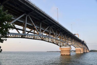 Yorktown, VA, ABD. 4 Ekim 2019. Coleman Anıt Köprüsü 'nün York Nehri üzerindeki görüntüsü. 