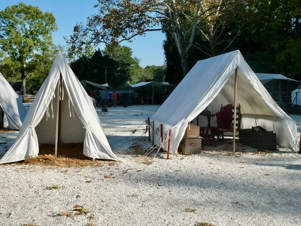 Amerikan Devrim Müzesi 'nde Amerikan Devrimci Savaşı' ndan kalma çadırlar. Yorktown, VA, ABD, 4 Ekim 2019. 