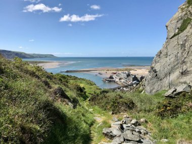 Barmouth 'un yukarısındaki tepeler, İngiltere, Galler' de, arkasında deniz ve Barmouth var. Mavi gökyüzü ve birkaç bulut. 