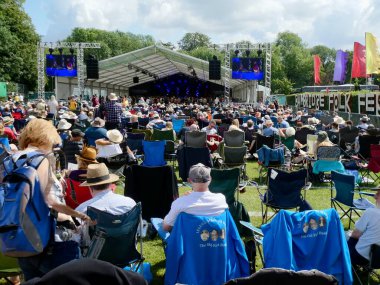 The 2019 Cambridge Halk Festivali 'nde taç sahneleri. Mavi gökyüzü ve festival sahnesi. Cambridge, İngiltere, İngiltere. 1 Ağustos 2019.