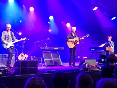 Graham Nash, The 2019 Cambridge Halk Festivali 'nde canlı yayında. 2 Ağustos 2019. Mavi arkaplan. 