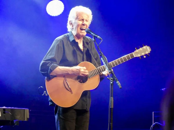 Graham Nash, The 2019 Cambridge Halk Festivali 'nde canlı yayında. 2 Ağustos 2019. Mavi arkaplan. 