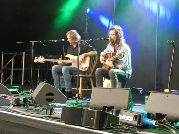 Jack Broadbent, The 2019 Cambridge Halk Festivali 'nde sahnede. 4 Ağustos 2019. Bas gitarda babasıyla.. 