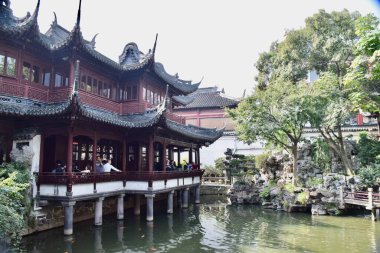 Şangay, Çin. 24 Ekim 2018. Yu Garden ya da Mutluluk Bahçesi. Geleneksel Çin Bahçesi ve balık dolu havuzlu binalar.. 