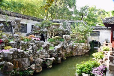 Şangay, Çin. 24 Ekim 2018. Yu Garden ya da Mutluluk Bahçesi. Geleneksel Çin Bahçesi ve balık dolu havuzlu binalar.. 