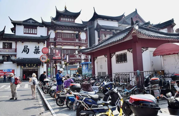 Scena Uliczna Tradycyjnymi Chińskimi Budynkami Skuterami Motocyklami Szanghaj Chiny Października — Zdjęcie stockowe