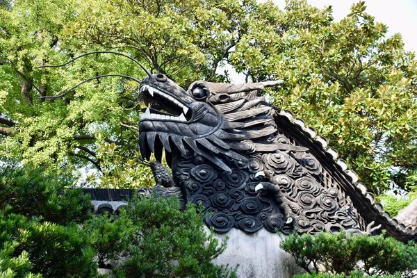 Tradycyjne Rzeźbione Chińskie Smoki Głowy Garden Lub Garden Happiness Tradycyjny — Zdjęcie stockowe