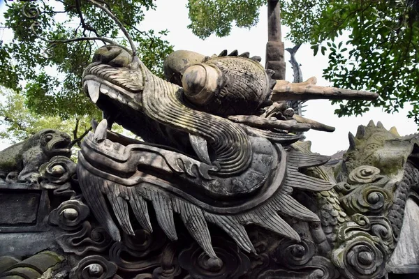 传统的中国龙头雕龙 玉园或幸福花园 上海的中国传统园林 2018年 — 图库照片