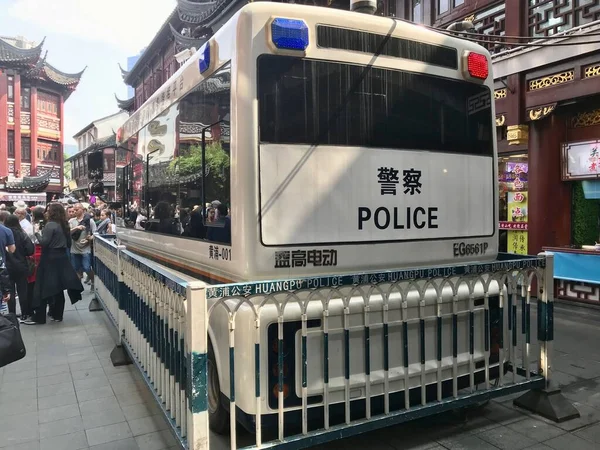 障壁の後ろに上海警察バス 2018年10月24日 — ストック写真