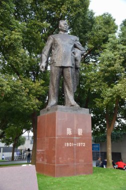 Şangay, Çin. 24 Ekim 2018. Şerif Chen Yi 'nin heykeli. 1901-1972 arası. 