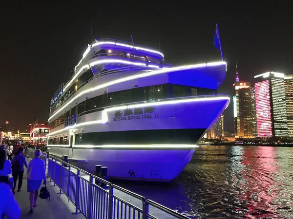 Xangai China Outubro 2019 Barco Prazer Bund Iluminado Noite — Fotografia de Stock