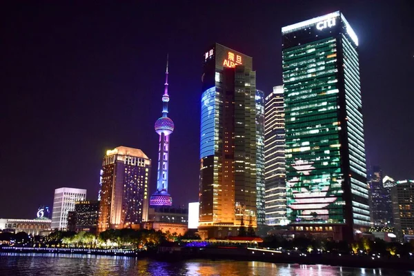 Κτίρια Φωτισμένα Νύχτα Στο Λουτζιαζούι Πουντόνγκ Shanghai Κίνα Οκτωβρίου 2018 — Φωτογραφία Αρχείου